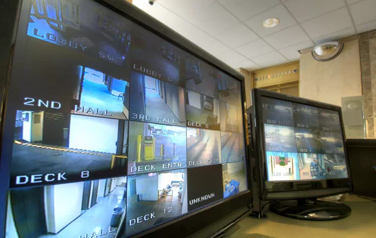 monitory pokazujące nagrania z kamer